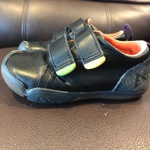 Plae Kids Sz 8 ROAN Leather Sneakers